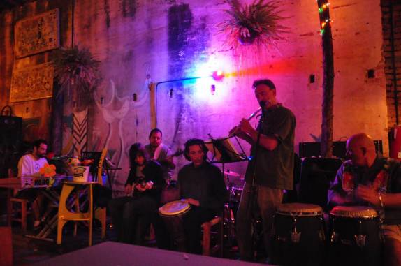 Excelente show de jazz em bar-restaurante na Plaza Machado, no centro de Mazatlán, no México